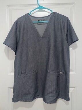 Figs casma Women's Short Sleeve V-Neck Top in graphite
